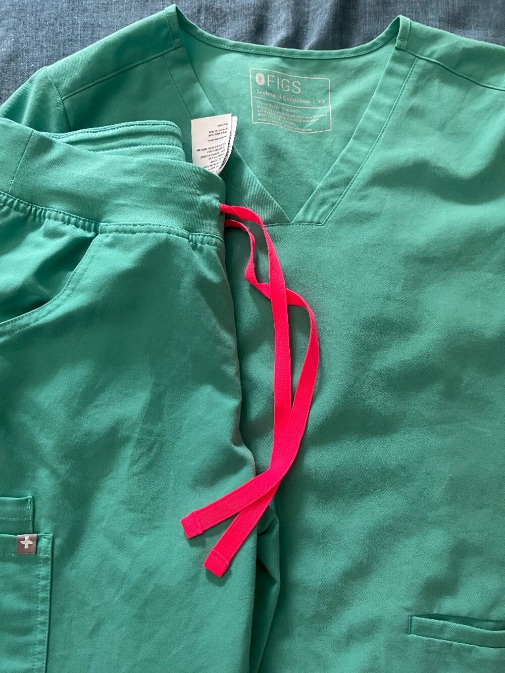 FIGS Scrubs Set Casma Top XS & Kade Pants XS Surgical Green with Neon Pink Tie